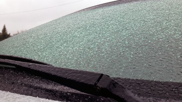 Curăţă gheaţa de pe parbrizul maşinii în 60 de secunde cu un amestec simplu