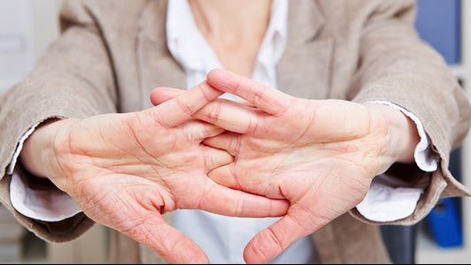 Ce se întâmplă dacă îţi trosneşti degetele? Nu o sa mai faci asta niciodată