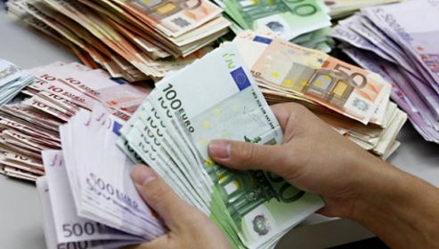  100.000 de euro descoperiţi de un tânăr, plutind pe Dunăre. Veste fabuloasă pentru norocos!