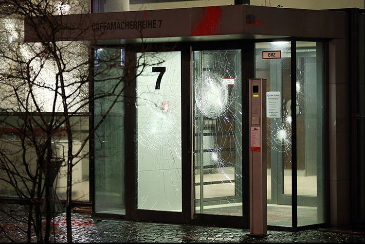 Sediul Facebook din Hamburg, vandalizat. Ce mesaj i-au scris pe pereți