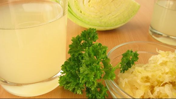 Zeama de varză murată. Mulţi spun că e sănătoasă. Iată care este, de fapt, adevărul