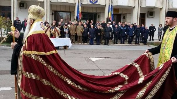 Care este explicaţia pentru pentru cu trenă pe care a purtat-o Arhiepiscopul Tomisului