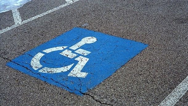 A parcat pe locul rezervat persoanelor cu handicap. Ce postat apoi pe Facebook a stârnit controverse