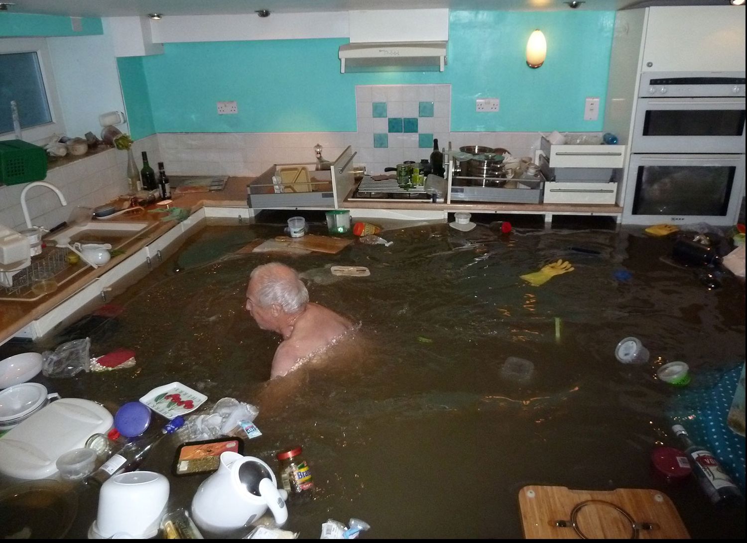 Înoată în propria bucătărie, printre vase. Cum a ajuns acest bătrân într-o asemenea situație