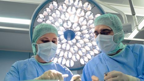 Aşa arată femeia cu cele mai multe operaţii estetice! Cum arăta înainte