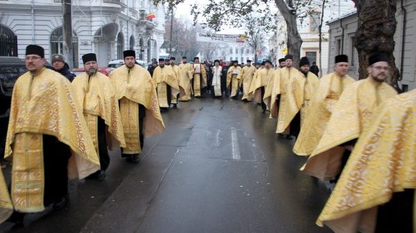 Procesiune cu moaştele Sfântului Nicolae, pe străzile Brăilei. Sute de credincioşi participă