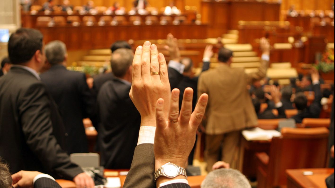 Cum i-ați sancționa pe parlamentarii care și-au votat pensiile speciale?
