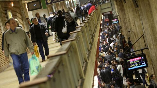 ALERTĂ CU BOMBĂ la metrou, la Piaţa Unirii! Alarma s-a dovedit a fi falsă. FOTO