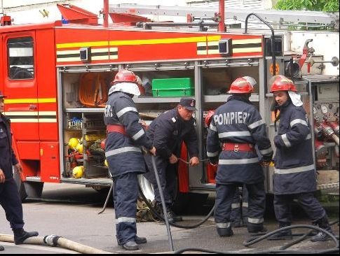 Incendiu pus intenționat într-un bloc turn. Locatarii, evacuați după ce flăcările s-au extins 