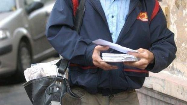 Ştia că se plătesc pensiile, aşa că a furat geanta poştaşului. Când a deschis-o, a încremenit