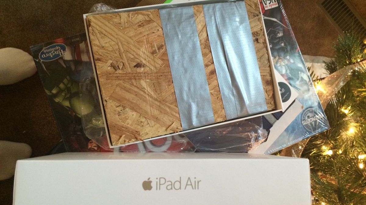 A primit un iPad de Crăciun. Când a deschis cutia însă a izbucnit în lacrimi