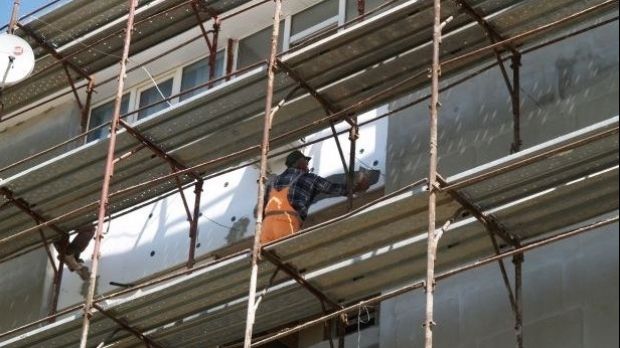 Accident grav de muncă în Capitală. Trei muncitori au căzut de pe schelă. O persoană a murit