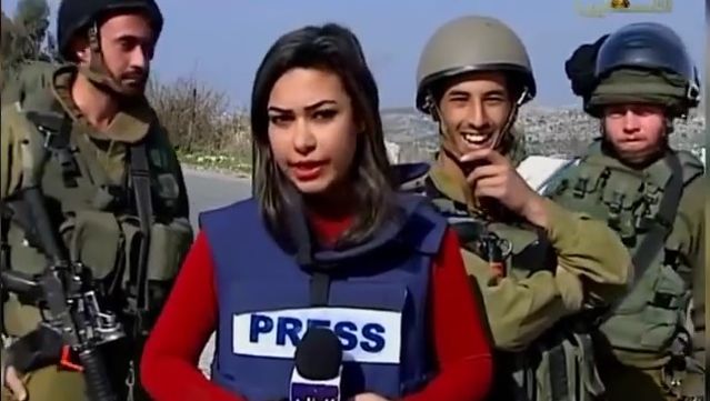 Făcea o transmisiune în direct, când în spatele ei au apărut nişte soldaţi. Ce s-a întâmplat apoi