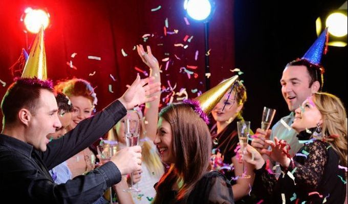 Hore incinse în cămine studenţeşti. Cum au petrecut tinerii Revelionul pe stil vechi 