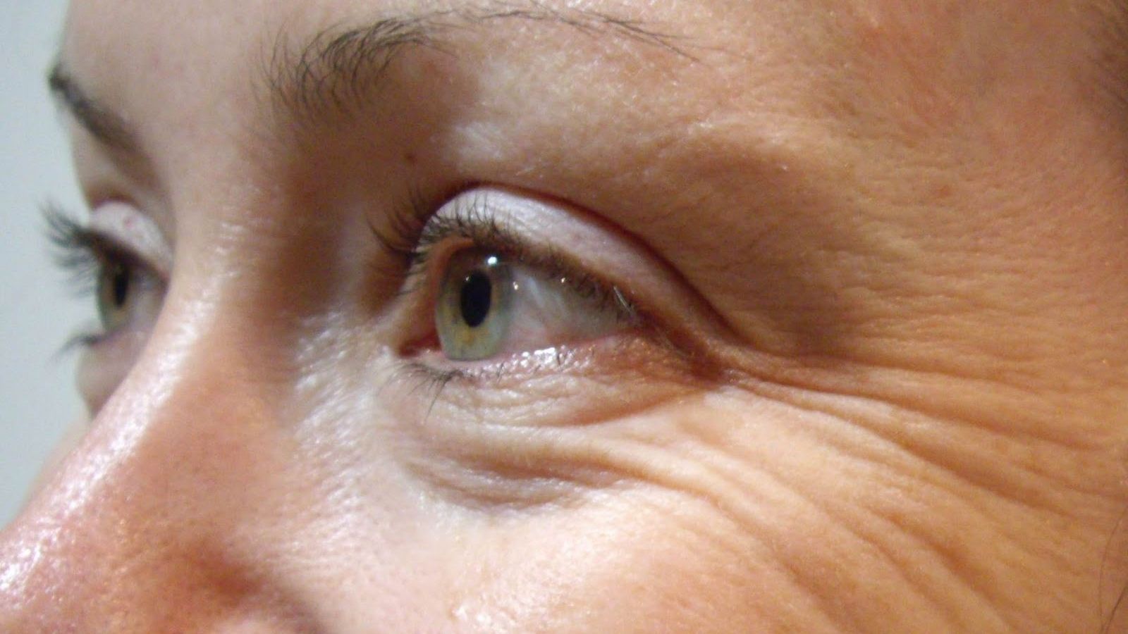 Obiceiul care îmbătrânește pielea cu câțiva ani. Multe femei fac această greșeală