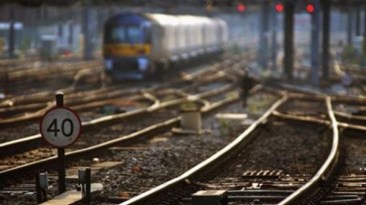 Un tren de marfă a deraiat. Alertă maximă: probabilă scurgere de acid sulfuric