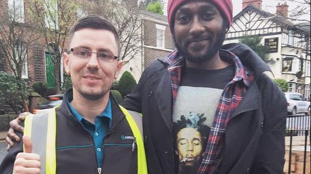 A oprit autobuzul și a rugat un pasager să coboare. Când au aflat motivul, toți ceilalți au plâns