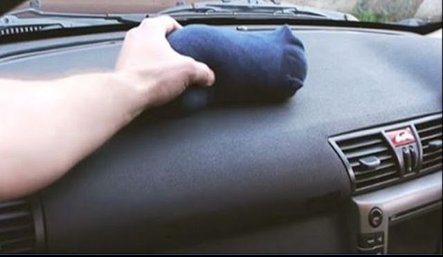 A umplut o șosetă din bumbac cu nisip silicat și a așezat-o pe bordul mașinii. E uimitor ce a urmat 