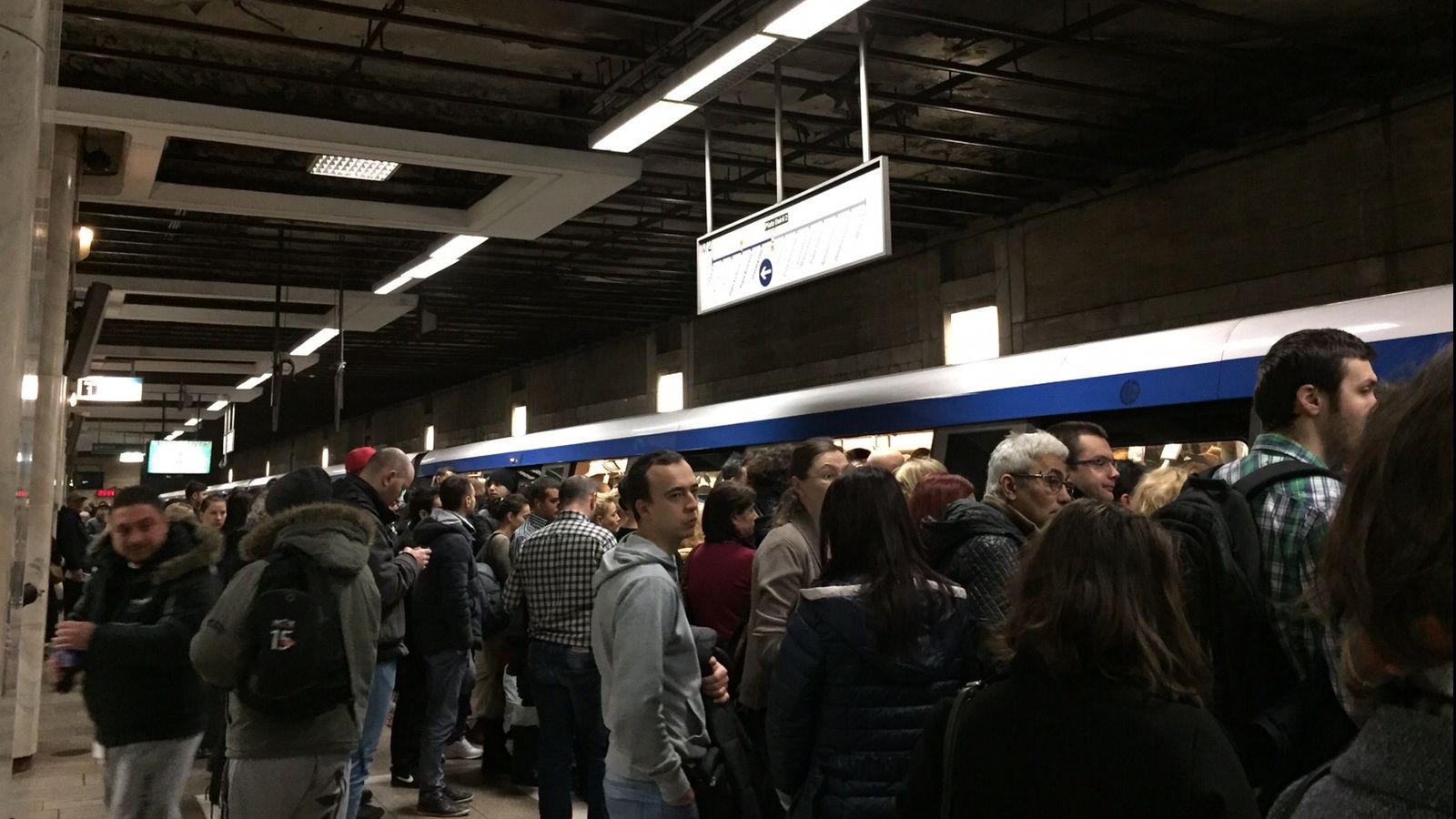 Sute de oameni, blocați la metrou. Principalele stații, extrem de aglomerate