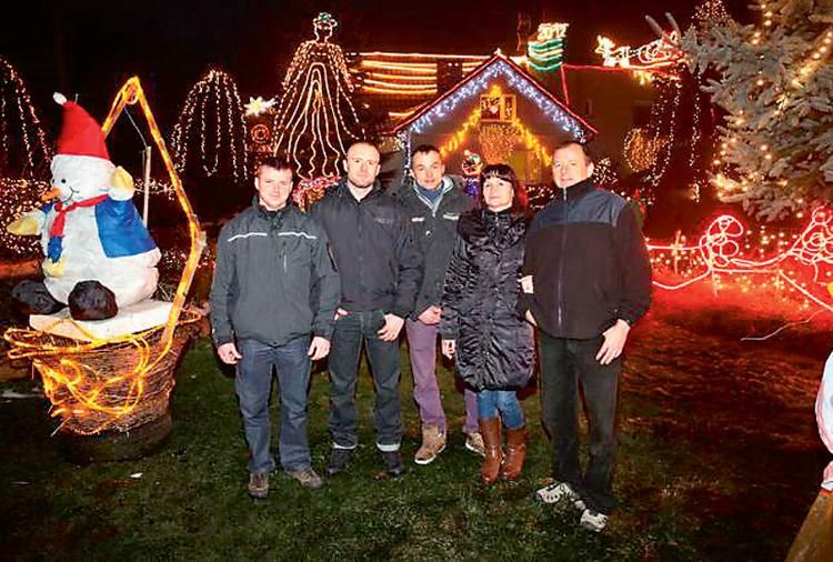 Familia care îşi bate propriul record, în fiecare an. Cum arată casa decorată cu 67.000 de beculeţe