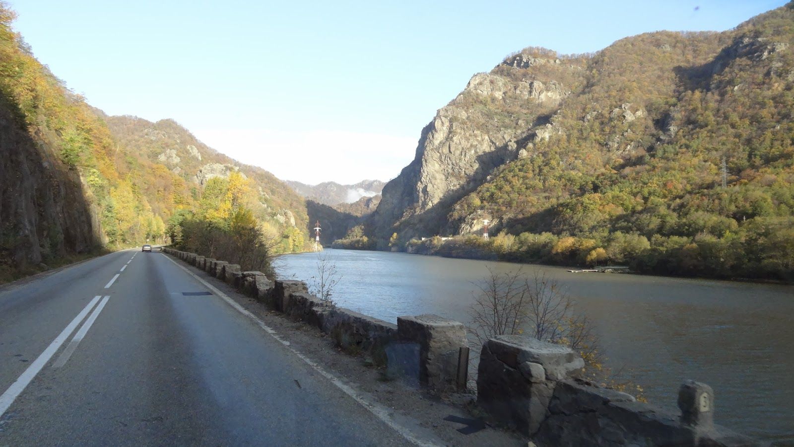 Circulaţia pe Valea Oltului, blocată de peste 20 de ore. Ce rute ocolitoare sunt recomandate