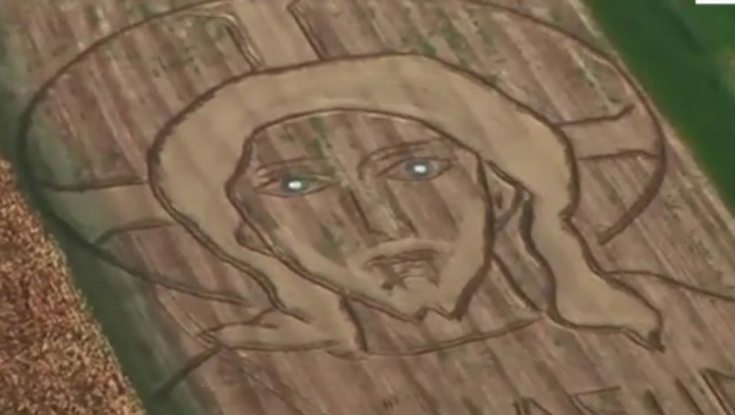 Apariţie bizară pe un câmp. Imaginea care se vede doar din avion