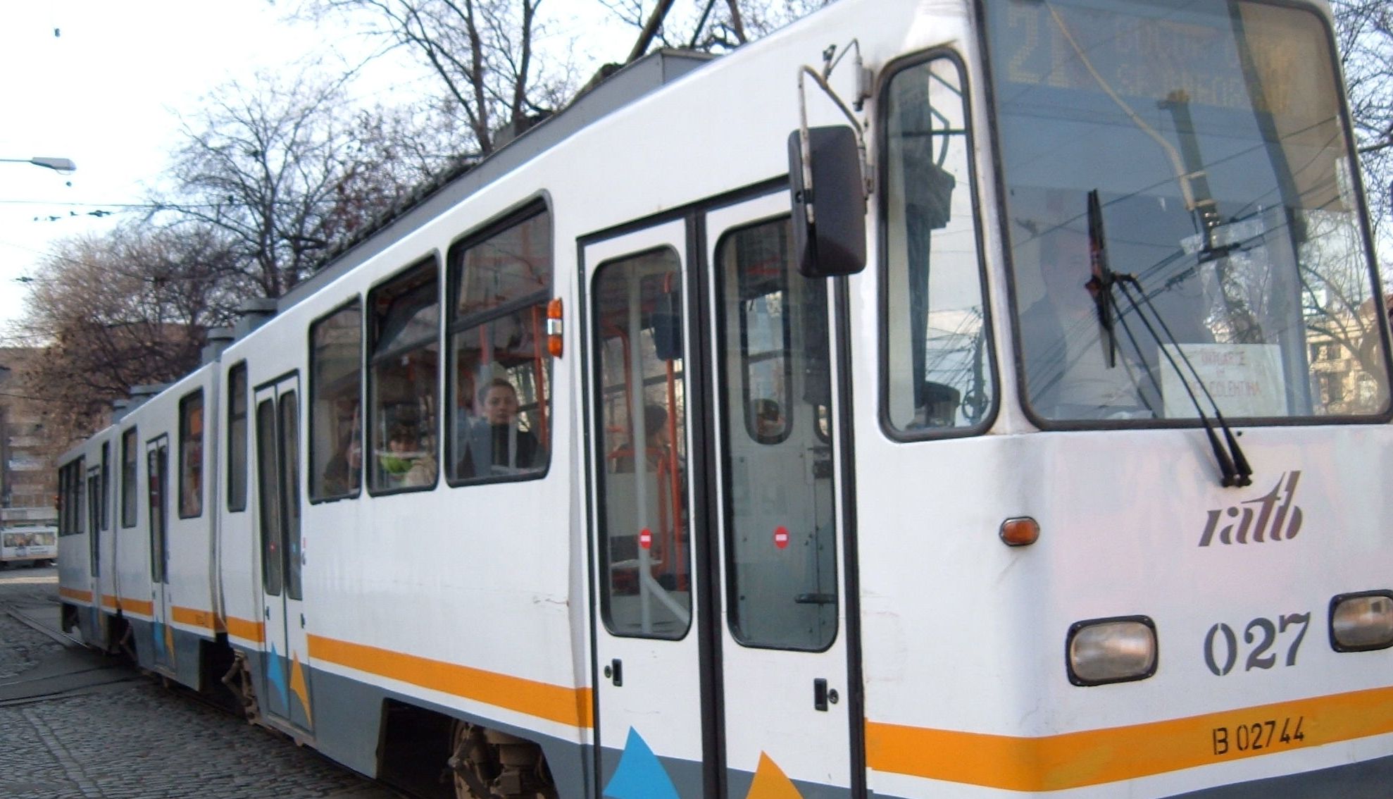 Bătaie de joc, marca RATB: Tramvaiul care circulă pe hârtie la fiecare 4-7 minute. În realitate...