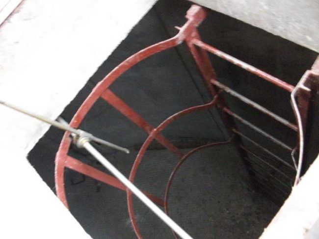 Un bărbat a găsit o trapă în curte, la ţară. A coborât în labirint şi s-a îngrozit unde a ajuns