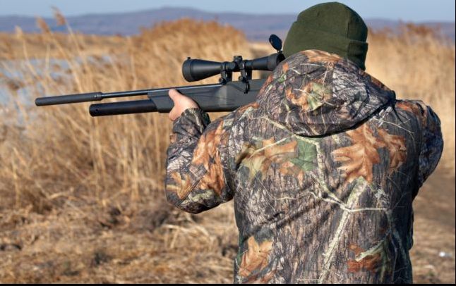 Incident grav la vânătoare. Un bărbat a fost împușcat, după ce a fost confundat cu un animal