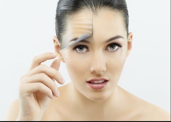 Metoda prin care vei arăta cu 10 ani mai tânără. Funcționează de minune și nu te costă nimic!