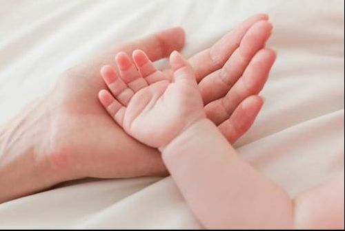 O vedetă de la noi a născut în această dimineață. Are o fetiță de nota 10