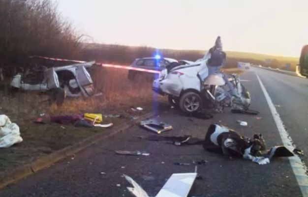 Maşina s-a rupt pur şi simplu în două! Ce s-a întâmplat cu şoferul i-a uluit pe salvatori