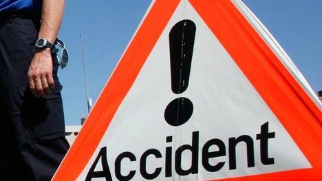 Un camion încărcat cu sodă caustică, răsturnat pe DN7. Şoferul a pierdut controlul volanului