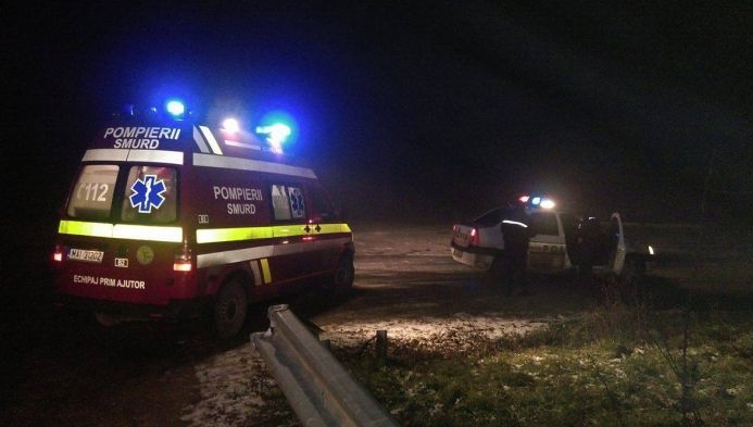 Au ieşit singuri din maşina răsturnată cu roţile în sus. Printre pasageri, un copil de 12 ani