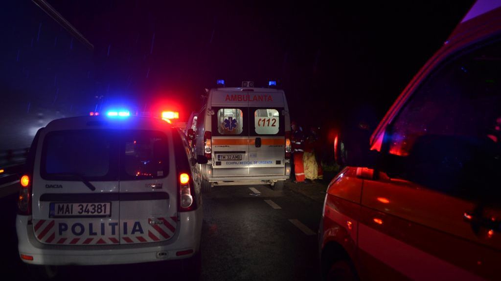 A condus pe banda destinată autobuzelor şi a provocat un dezastru. O femeie a fost rănită
