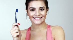 Scoate toate punctele negre cu o periuță de dinți și acest ingredient