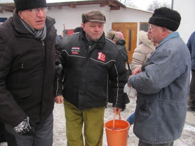 Vaslui. Au venit cu găleata pentru a lua agheasmă de Bobotează. Ce explicaţie au dat