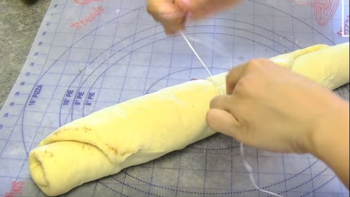 A legat ața dentară în jurul aluatului. Rezultatul te va lăsa cu gura căscată