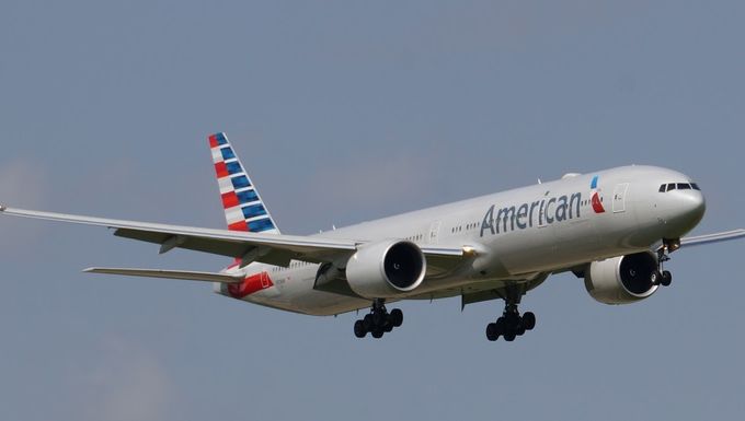Avion redirecţionat de urgenţă: pasagerii s-au îmbolnăvit subit, un membru al echipajului a leşinat 