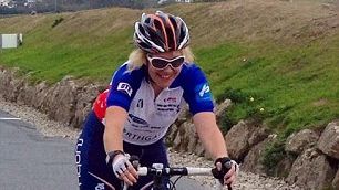 Se plimba cu bicicleta şi a intrat cu roata într-o groapă din asfalt. Finalul e tragic