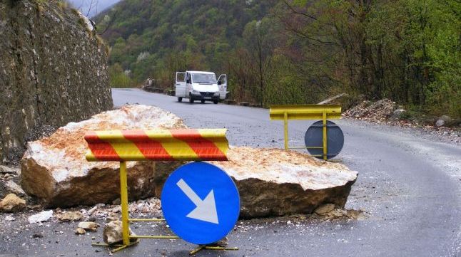 Blocaj pe Defileul Dunării, din cauza unor căderi de pietre. DN 57, închis