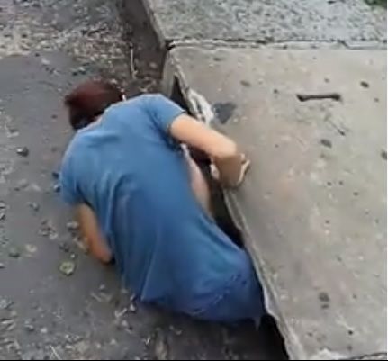 Și-a făcut curaj și a intrat în canal.Trecătorii s-au oprit și au filmat. Când a ieșit toți plângeau