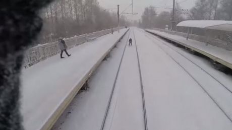 Viral pe internet: un rus s-a legat de un tren ca să schieze. Ce a urmat e teribil - VIDEO