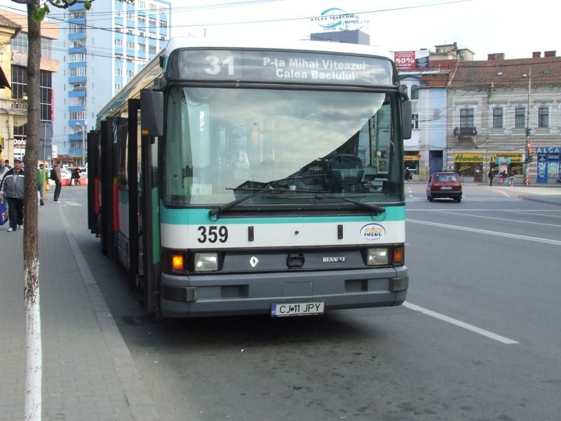 Tânără agresată de 2 controlori de autobuz: "M-a prins de cot, m-a târât ca pe o cârpă şi..."