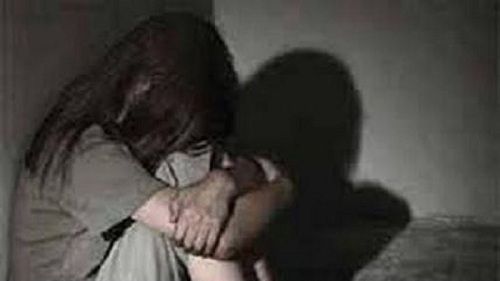 Fiica ei a fost violată, dar mama a ales să tacă de ruşine. Ce a făcut violatorul după este cumplit 