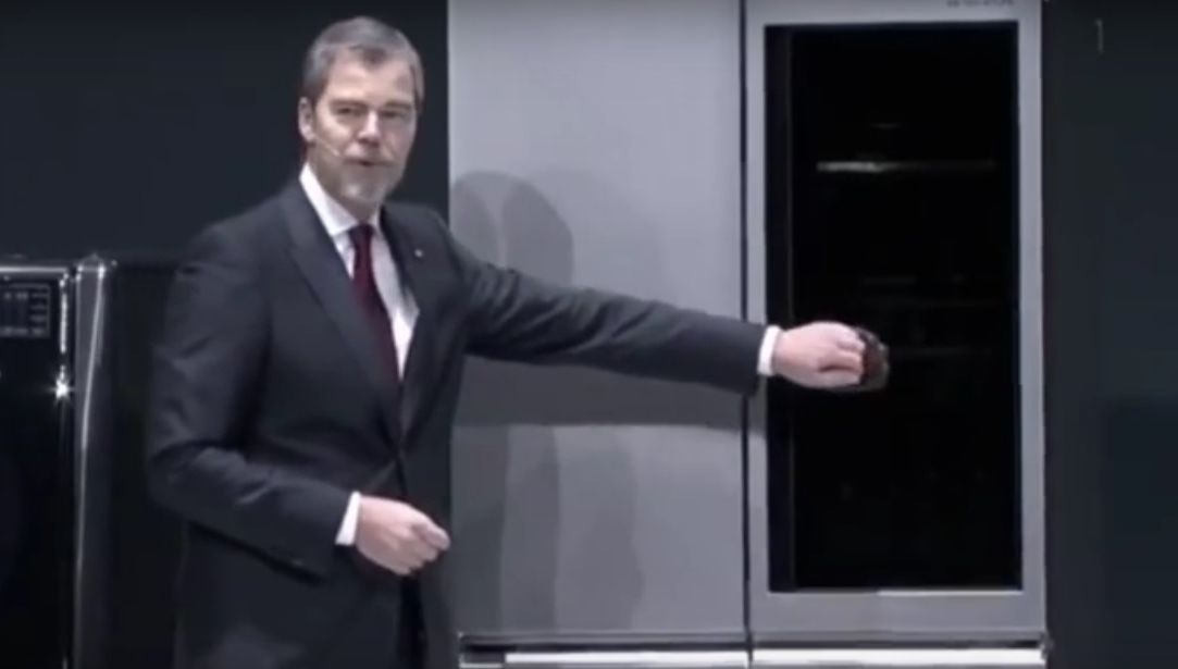 Cel mai futuristic frigider pe care l-ai văzut. Ce se întâmplă când îi ciocăni în uşă