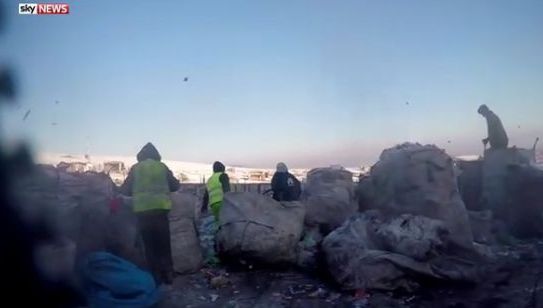 Reportaj Sky News în România. Gunoieri şi sclavi economici, forţaţi să trăiască printre deşeuri 