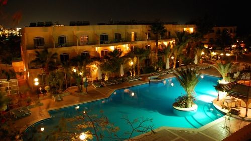 Atac terorist la un hotel cu turişti din Egipt, soldat cu victime. Toţi atacatorii au fost ucişi