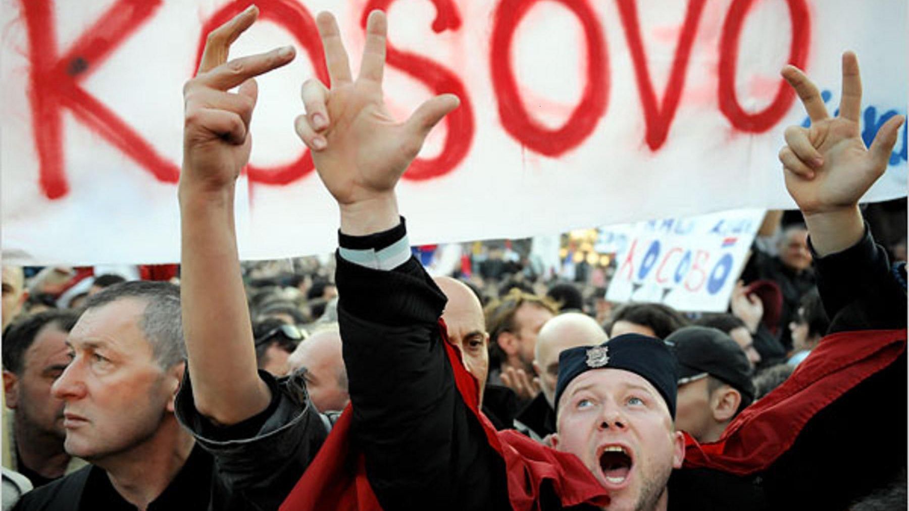 Manifestații violente în Kosovo. 14 persoane au fost rănite 