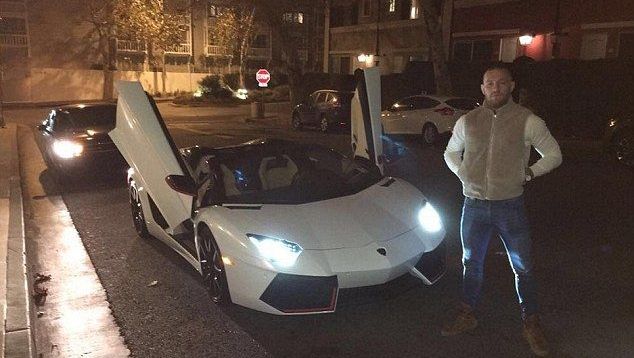Poliţiştii au oprit în trafic un Lamborghini de 300.000 €. Când l-au văzut pe şofer, au ÎNCREMENIT